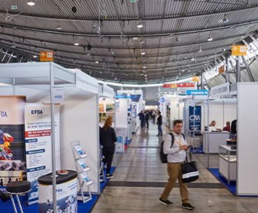 Messestandflächen mit Besuchern auf der Fastener Fair Global