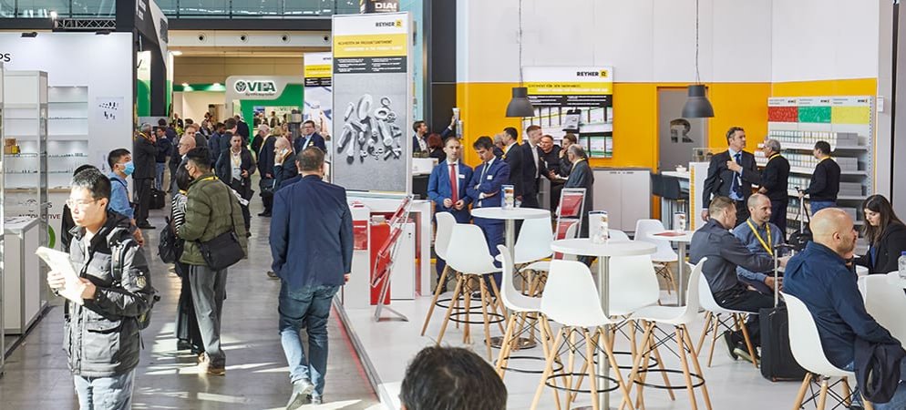 Besucher gehen durch die Hallen der Fastener Fair Global